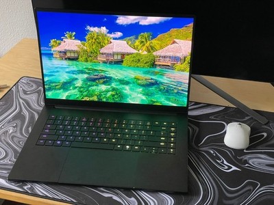 Razer Blade 16 (2025) Ryzen AI 9 365 RTX 5080 32GB 1TB QHD+ OLED 240Hz