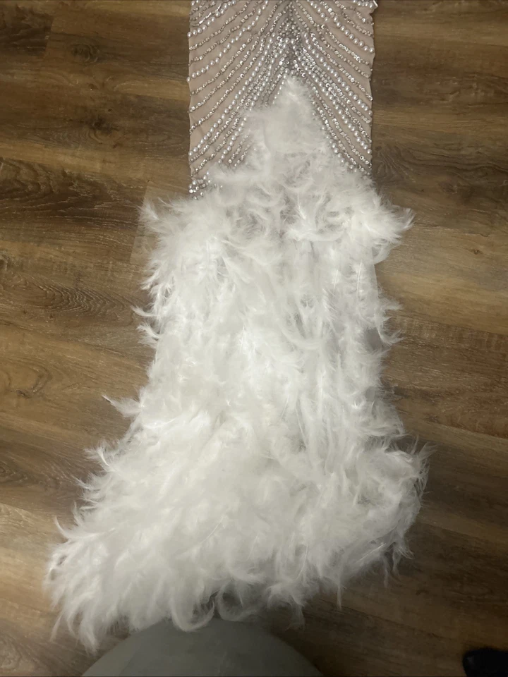 Белое платье с перьями с серебряными стразами размер средний длина пола - Изображение 2 из 3