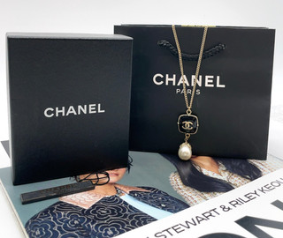Collana Chanel Coco Mark finta perla 08A incisa oro nero con scatola/borsa SK100139