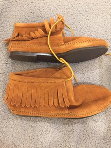 minnetonka classic fringe ankle boot