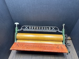 AMERICAN WRINGER CO. NO. 24 CAST-IRON AND WOOD HOUSEHOLD WRINGER / CLOTHES