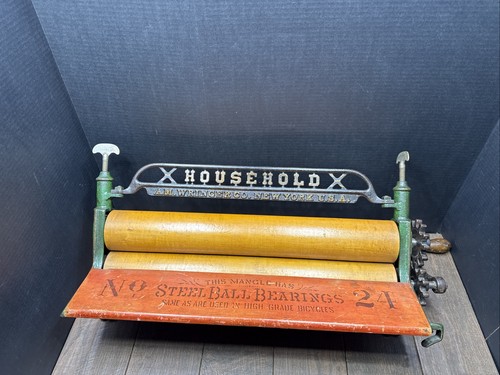 AMERICAN WRINGER CO. NO. 24 CAST-IRON AND WOOD HOUSEHOLD WRINGER / CLOTHES