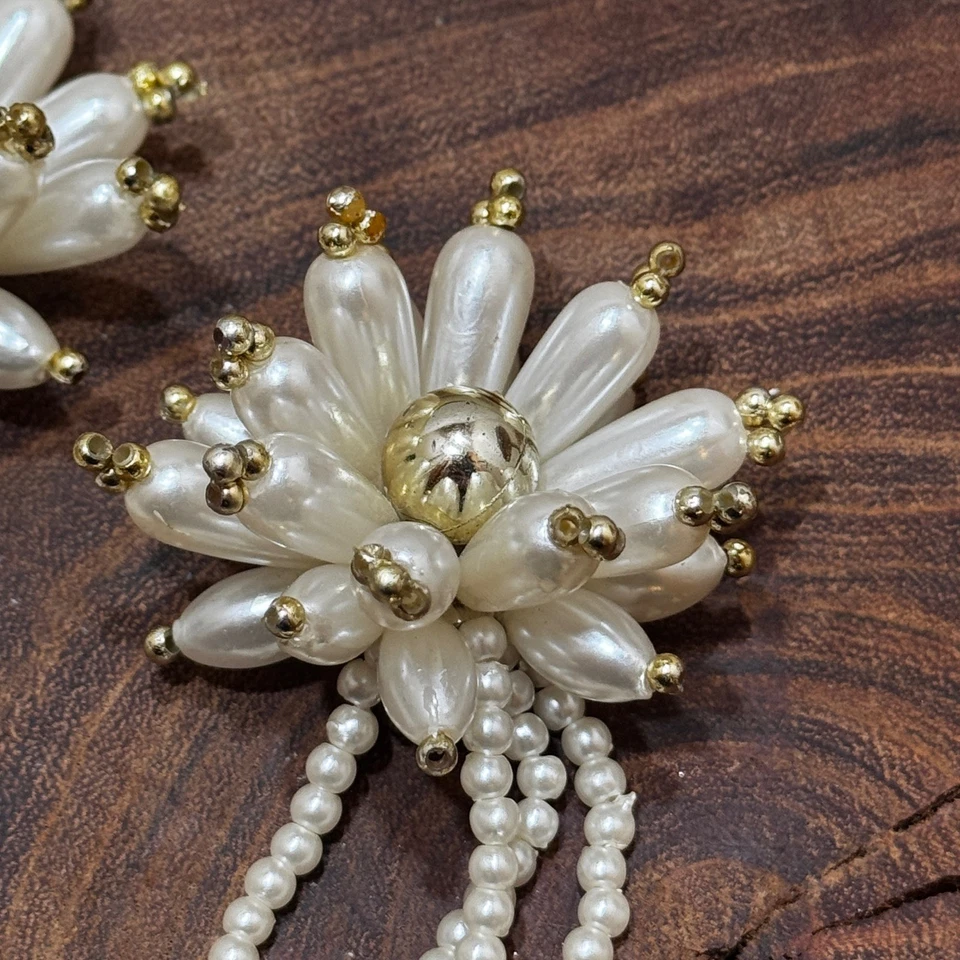 Pendientes de clip vintage con racimo de perlas Cha Cha cascada colgante tono dorado años 50 Foto 4 de 4