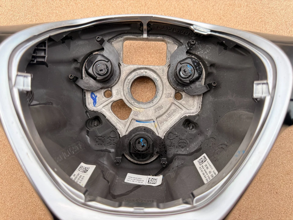 Volante del conductor Volkswagen Passat 2017-2019 con control de audio y crucero OEM Foto 4 de 4