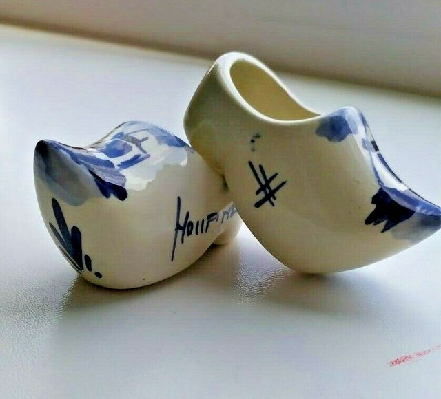 VINTAGE DELFT HOLLAND MINIATURE PAIR PORCELAIN DUTCH SHOES BLUE AND