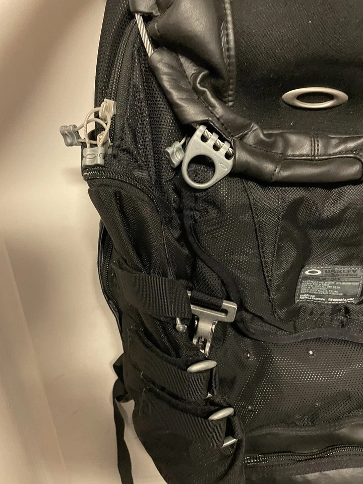 Mochila táctica Oakley de cuero negra para fregadero de cocina Foto 4 de 4