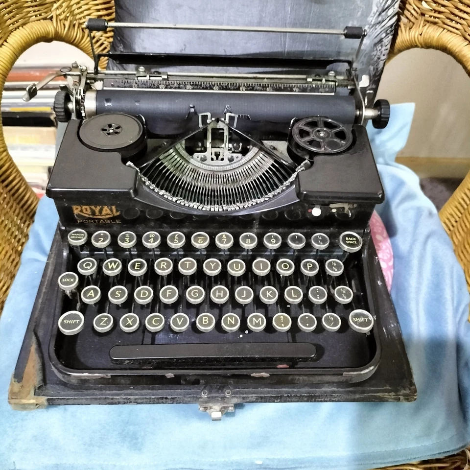 Royal Portable Typewriter. Model P. P80102. 1928? Working well. - Image 3 of 4