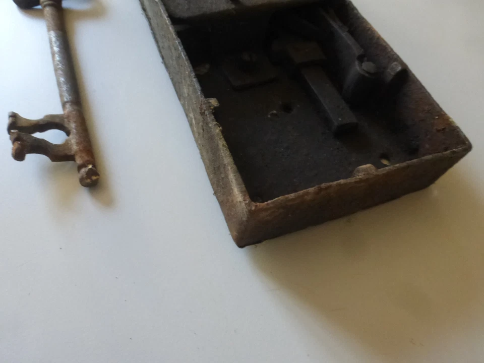 Ancienne grosse serrure  de chateau , manoir , maison de maitre + clé   1,860 kg - Photo 3/4