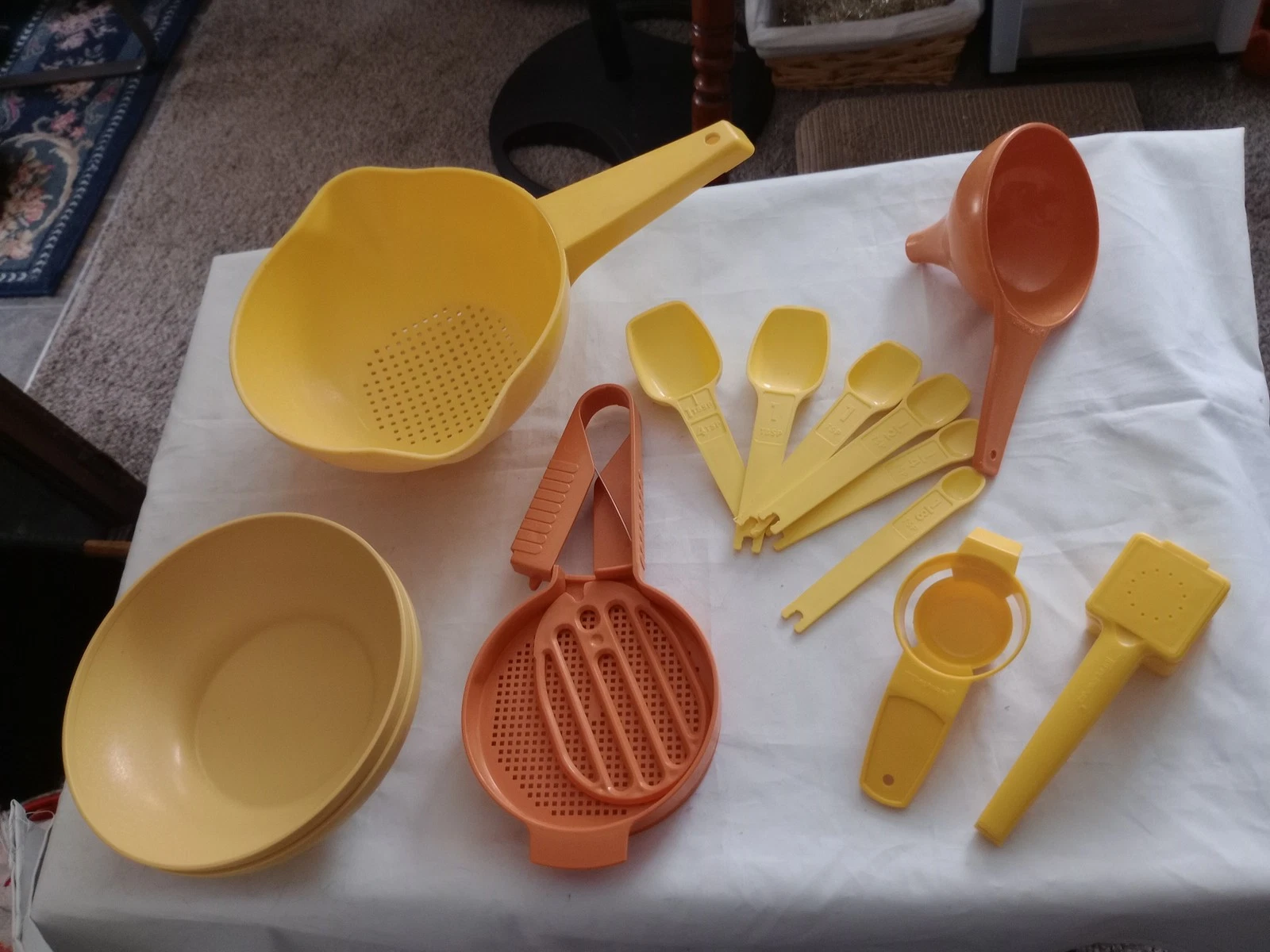 Tupperware Kitchen Gadgets Lot of 10+ Colanders Strainers Measuring Spoons