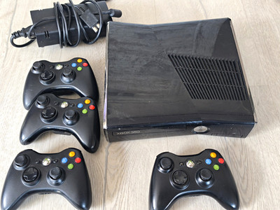 Xbox 360 S (Slim) Schwarz - 250 GB + 4 Controller & Netzteil Zubehörpaket 