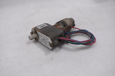 LINCOLN 69630 PRESSURE ACTUATED SWITCH 250-480 VDC, 1/4 NPTF, NEMA