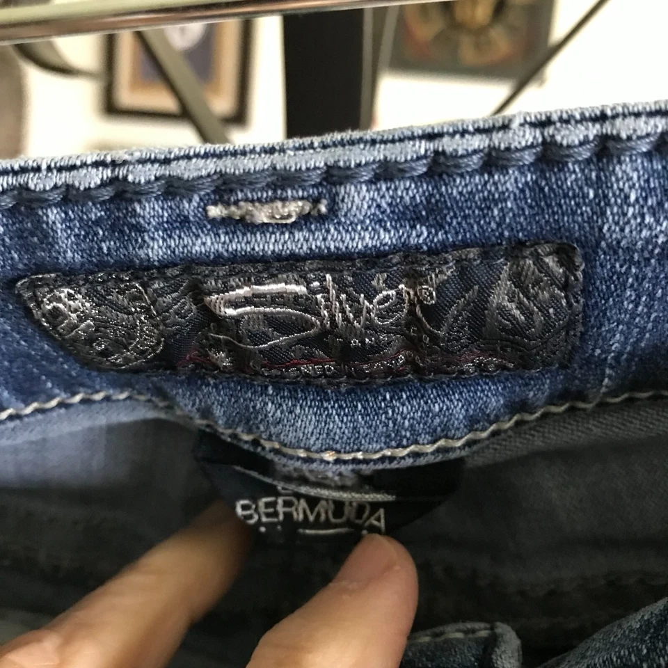 Pantalones cortos de mezclilla elásticos SILVER JEANS CO talla 28 Suki Bermuda Jean Foto 4 de 4