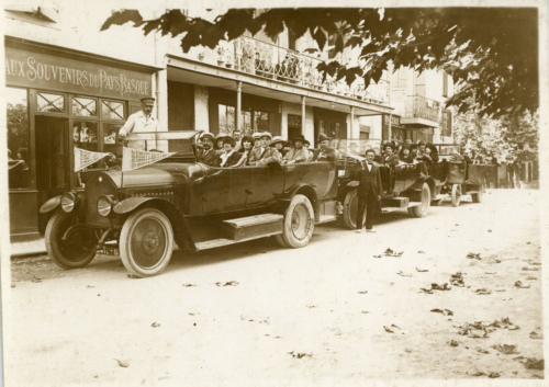 France, env. Biarritz, Cortège de voitures et passagers, ca.1920, vintage silver - Afbeelding 1 van 1