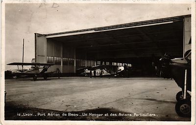 Old postcard AK LYON Port Aerien de BRON Un Hanger et des Avions Particuliers (451105)