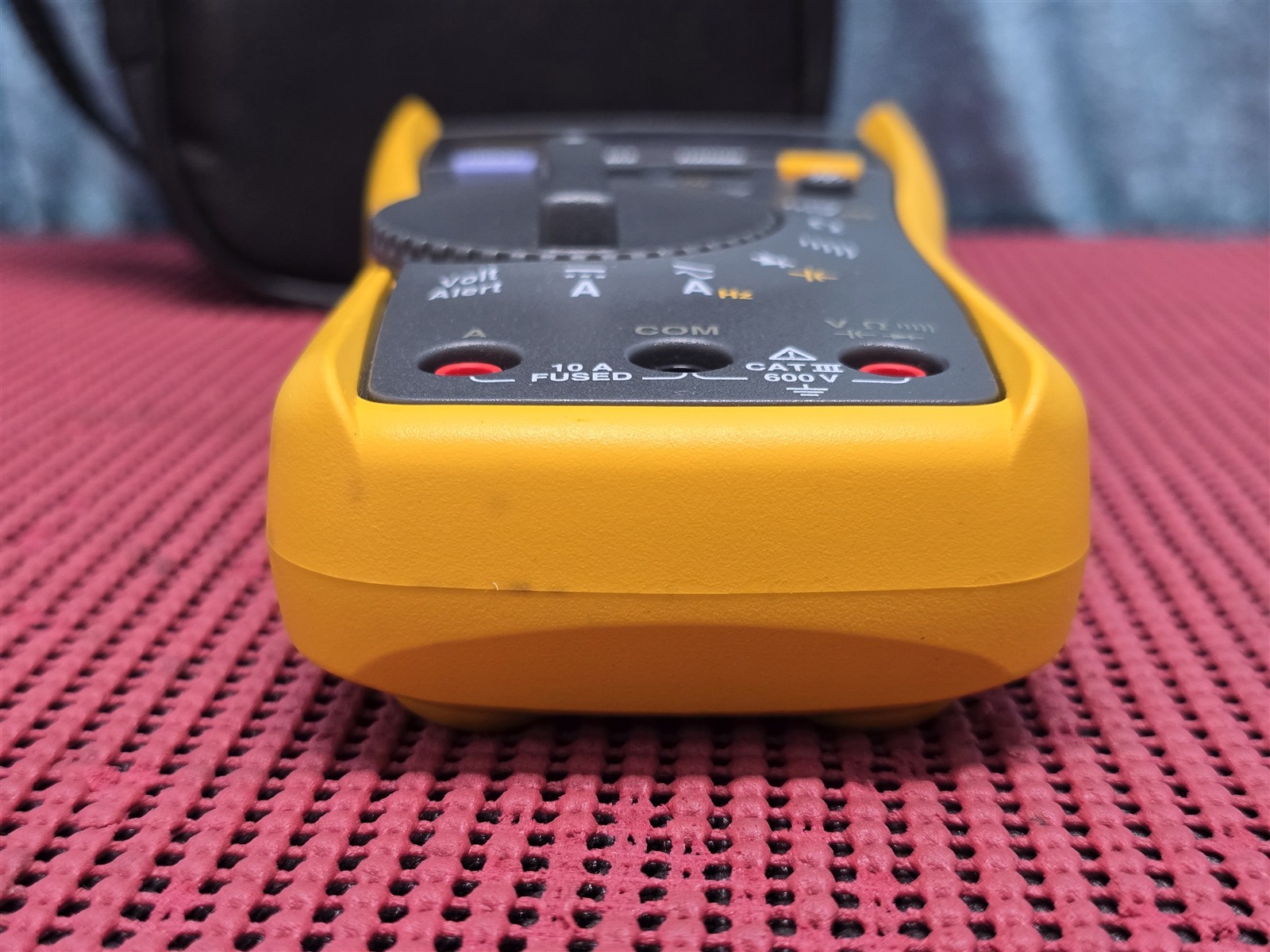 FLUKE 117 TRUE RMS MULTIMETER W/ CASE AND LEADS 