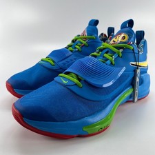 Preços baixos em Nike UNO x Zoom Freak 3 NRG 50th Anniversary