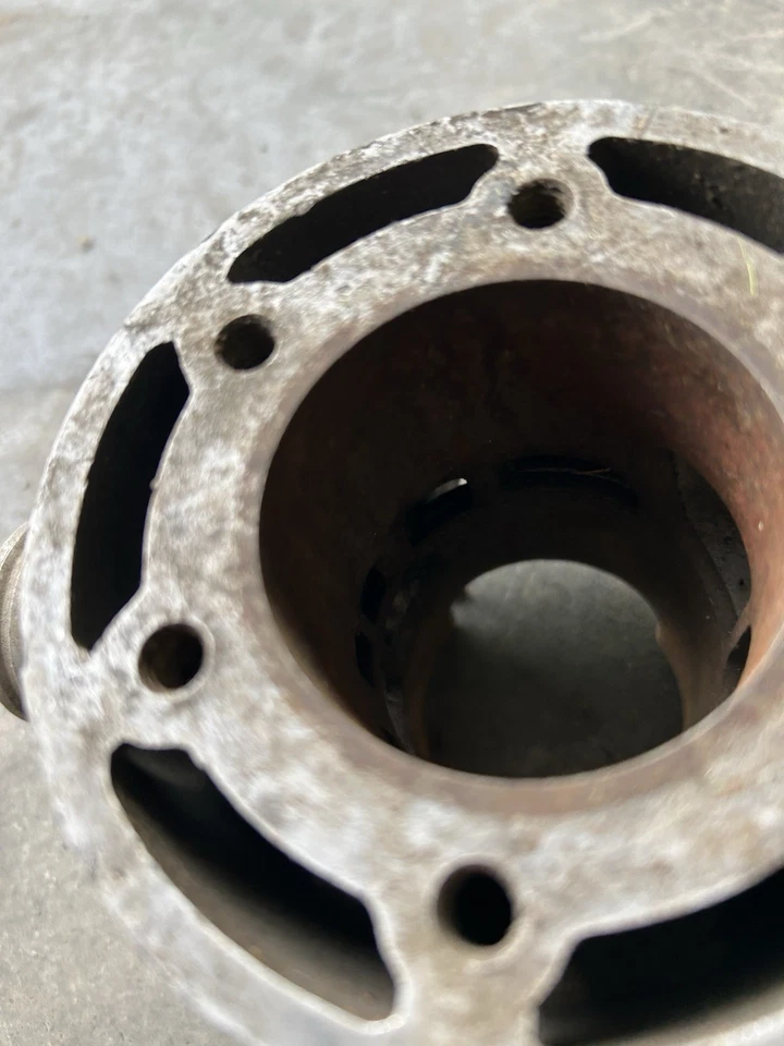 Jarra de cilindro de motor Suzuki RM125 RM 125 1981-84 extremo superior 11210-14121 SW83 Foto 4 de 4