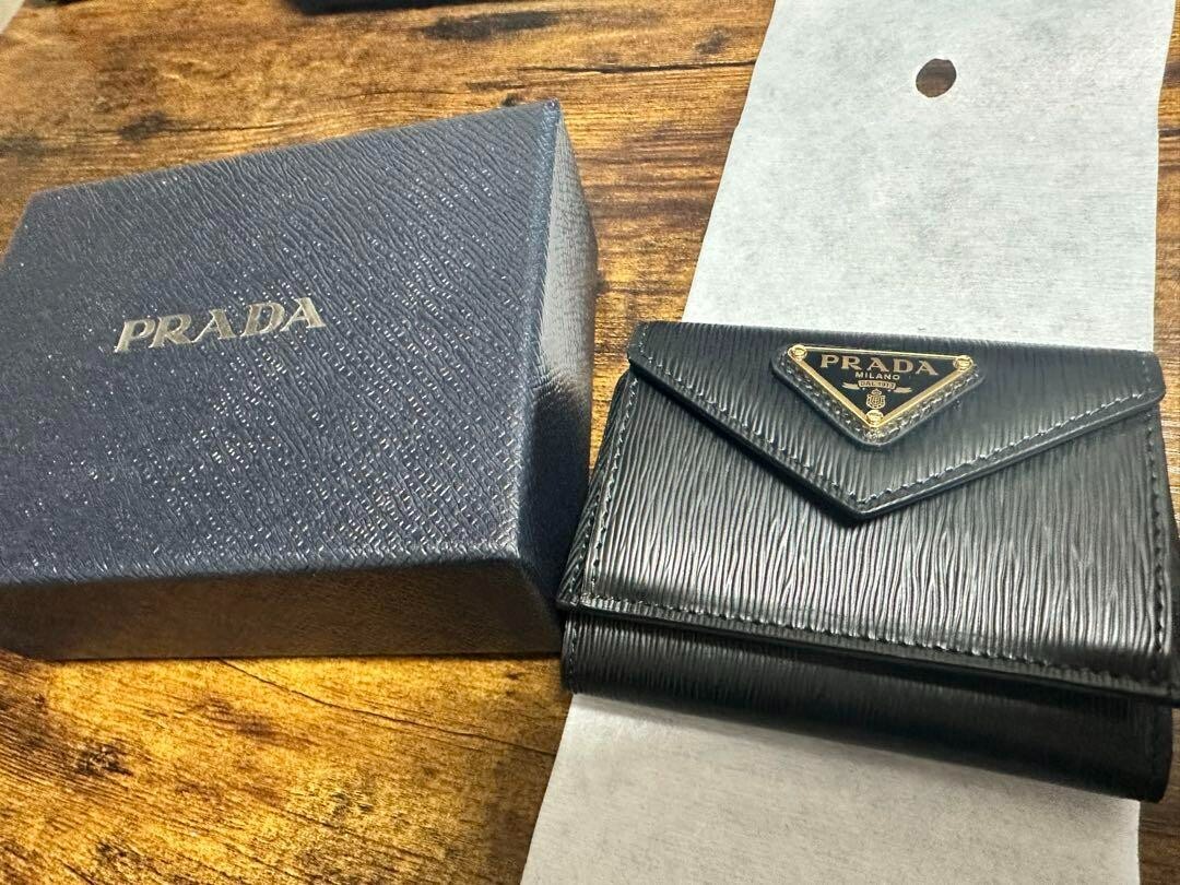 折りたたみ財布 PRADA Triangle logo wallet Prada Trifold Wallet Triangle Logo Black with pouch and box