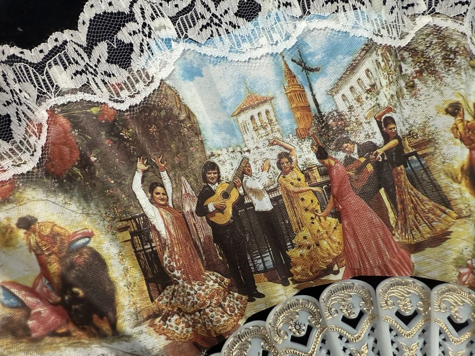 Abanico de Mano Plegable Estilo Español con Toreros Flamencos de España Blanco/Dorado Foto 3 de 4