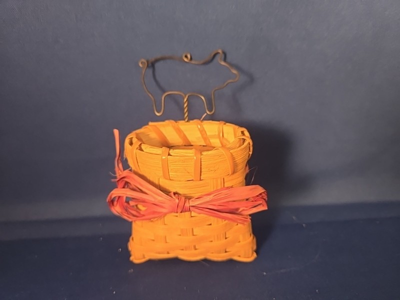 Pig wire on a basket