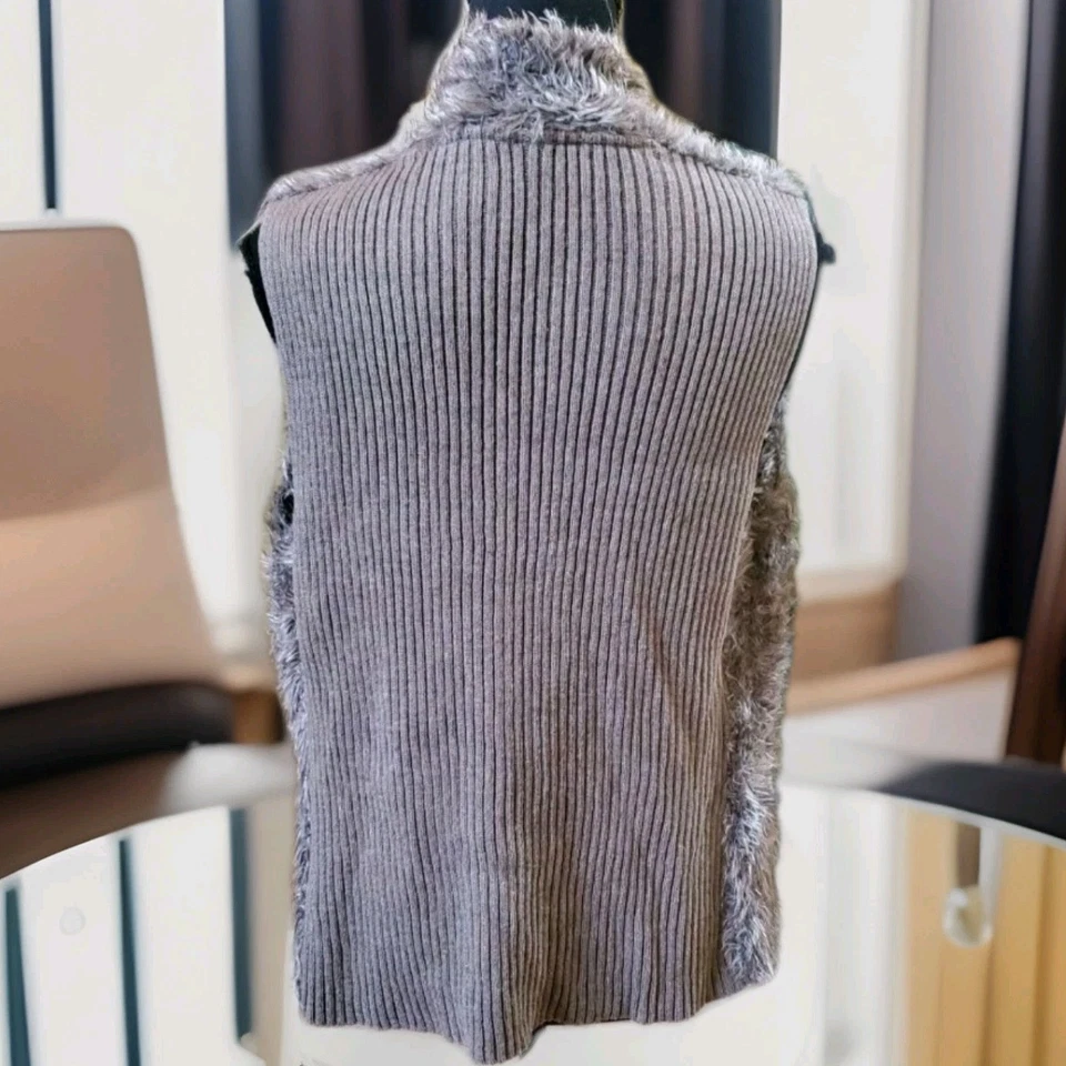 Chaleco Suéter CAbi Mezcla Alpaca Para Mujer Mediano Sin Mangas Difuso Frente Abierto Top Foto 2 de 4