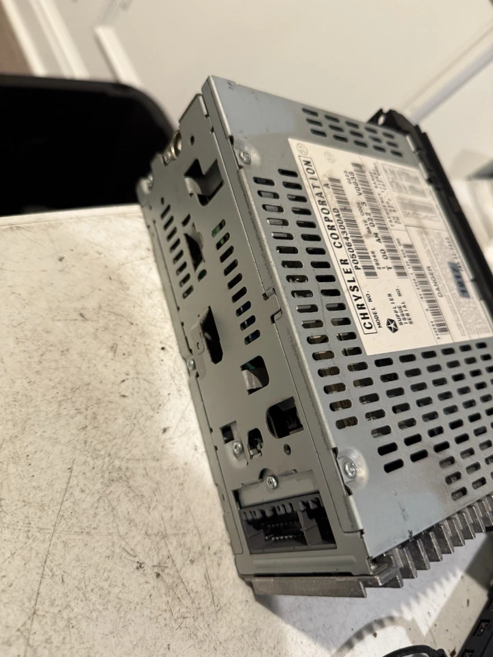 AM FM RADIO RECEIVER fits 2006 DODGE GRAND CARAVAN  OEM 05064300AD - Изображение 3 из 4