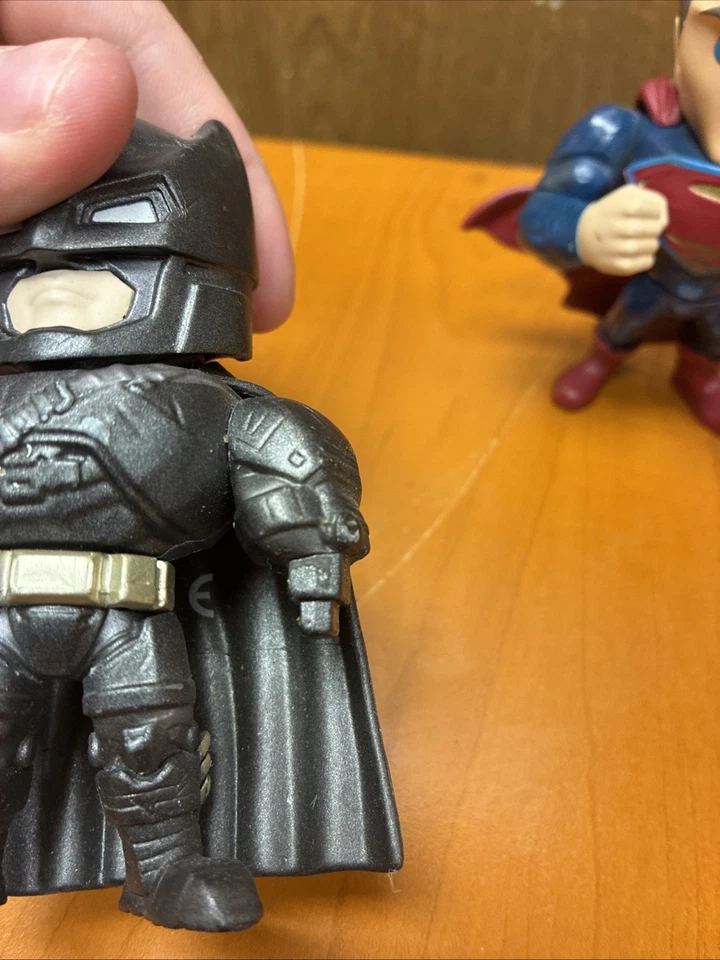 Figuras blindadas de Batman y Superman fundidas a presión de metales juguetes de Jada de Batman vs Superman Foto 4 de 4