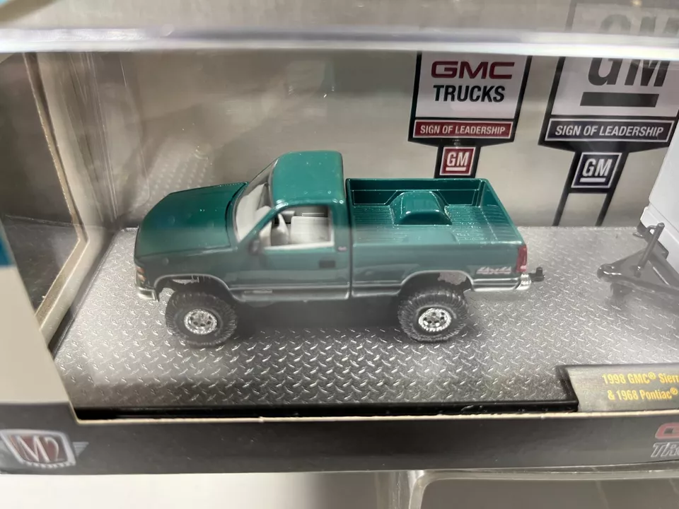 1/64 M2 HAULERS 1998 GMC SIERRA 1500 4X4 & 1968 PONTIAC FIREBIRD 400 & TRAILER - Image 2 of 4