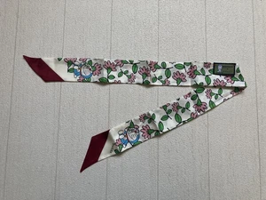 Gucci Foulard en soie Doraemon motif fleurs crème rouge accents 39,37 x 1,97 pouces