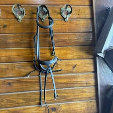 Black Bobby’s English Tack Horseback Riding Bridle With Crank Noseband And Flash