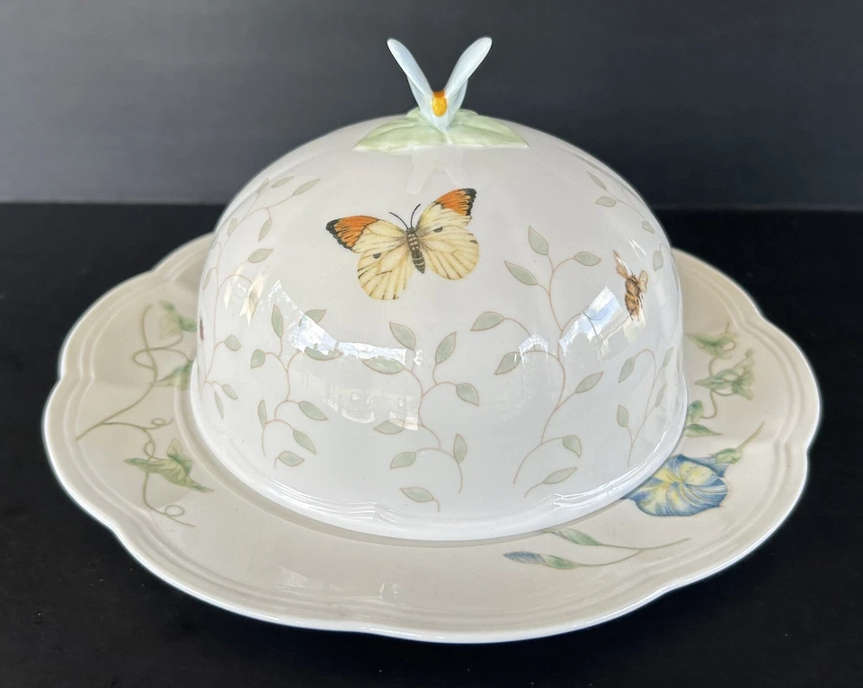 Plato de queso mantequilla cubierto redondo Lenox Butterfly Meadow con tapa Foto 2 de 4