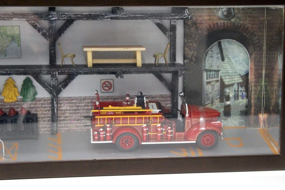 1:50 Signature 1941 GMC Fire Truck Diorama Set DETROIT - Immagine 2 di 4