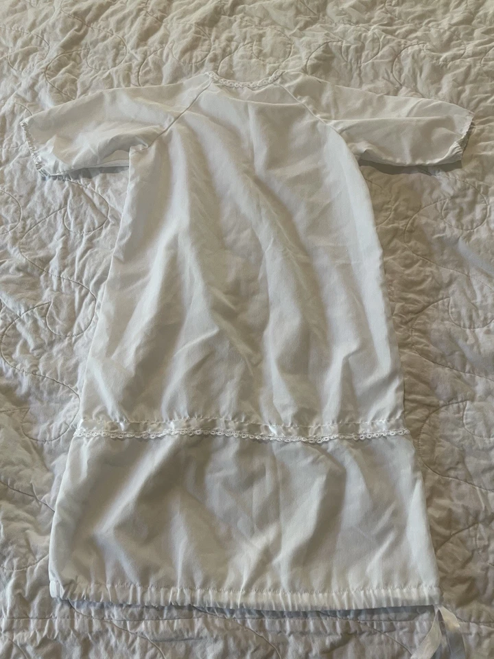 Vestido vintage de lino para recién nacido con cordón bordado hecho a mano Foto 2 de 4