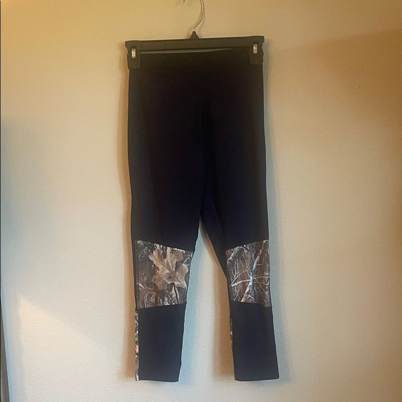 Magellan Outdoors Kids Leggings with Camouflage Accents youth medium