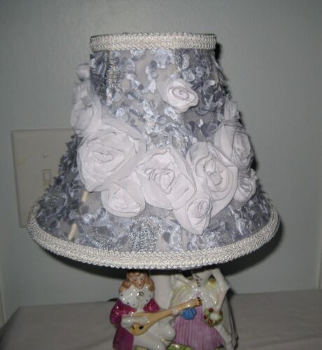 Kleiner bis mittelblauer Lampenschirm mit weißer Rose & Zopfborte Handarbeit