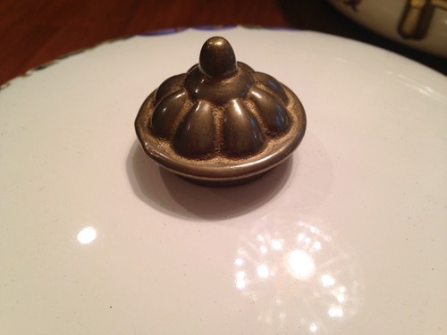 Cornucopia Enamelware Covered Casserole With Brass Handles 10" x 2 3/4" VGC - Picture 10 of 10