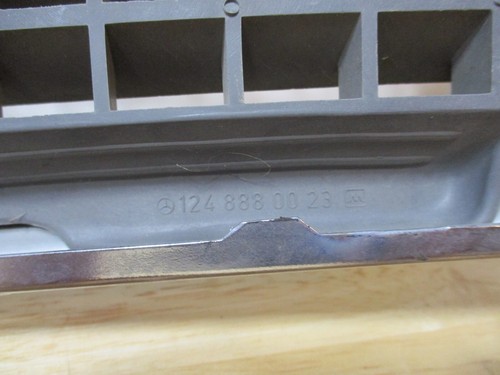 Mercedes Benz Grille Assembly Part # 124 888 0023 - Bild 8 von 10