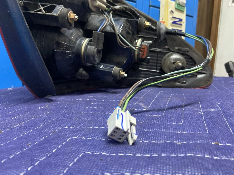 Luz trasera lateral derecha Saturn L200 2003 2004 2005 paso derecho Foto 4 de 4