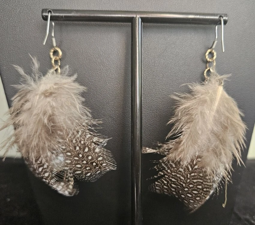 * Pendientes colgantes de perlas y cadena de plumas marrones Foto 3 de 4