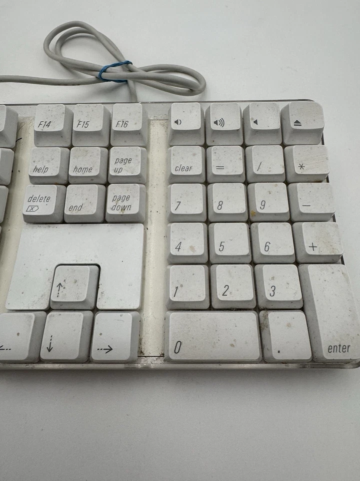 Apple iMac A1207 All-in-one Desktop Core 2 Duo 2.16GHz 2GB RAM With Keyboard - Image 2 of 4