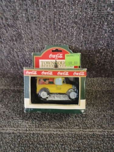 COCA-COLA VINTAGE 1992 TOWN SQUARE COLLECTION - Circa 1932 ADVERTISING CAR