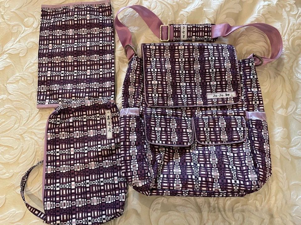 Bolso cruzado de pañales JuJuBe Be Hip in Ju Berry cuadrados con almohadilla y sé rápido Foto 2 de 4