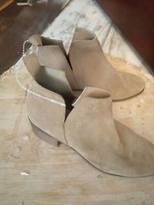 Coconuts by Matisse, size 8, slight damage or scratch