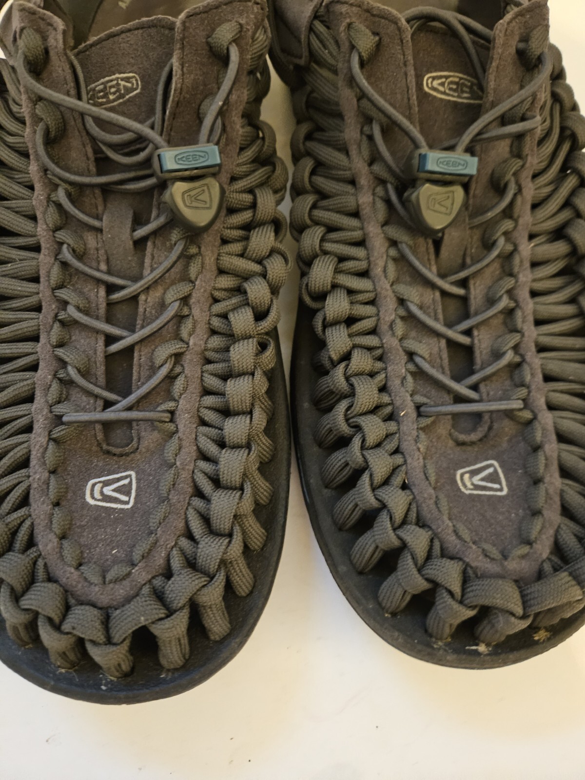 EUC KEEN UNEEK sandali uomo taglia 12 M classici 2 corde grigio grigio magnete nero