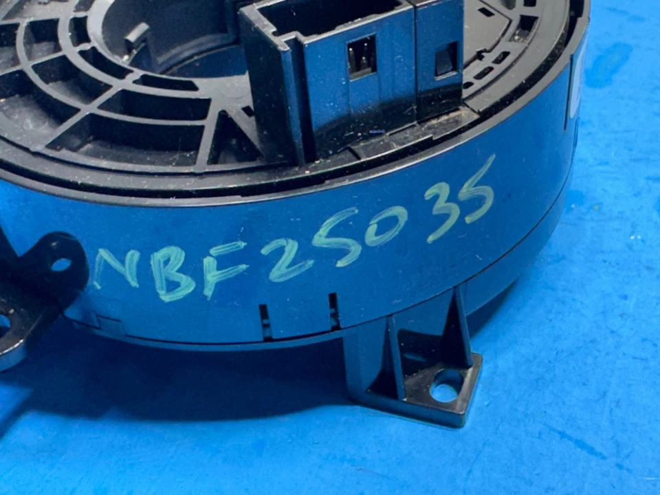 Reloj Nissan Rogue 2017-2020 resorte OEM Foto 4 de 4