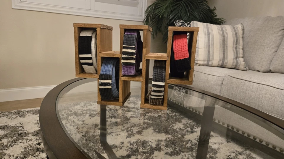 ¡Hecho a medida para ti! Soporte de exhibición para cinturón de artes marciales para adultos Jiu-jitsu Judo Foto 3 de 4