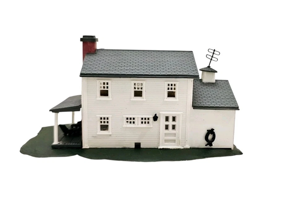 BACHMANN N SCALE TWO STORY MINIATURE HOUSE  - Image 3 of 4