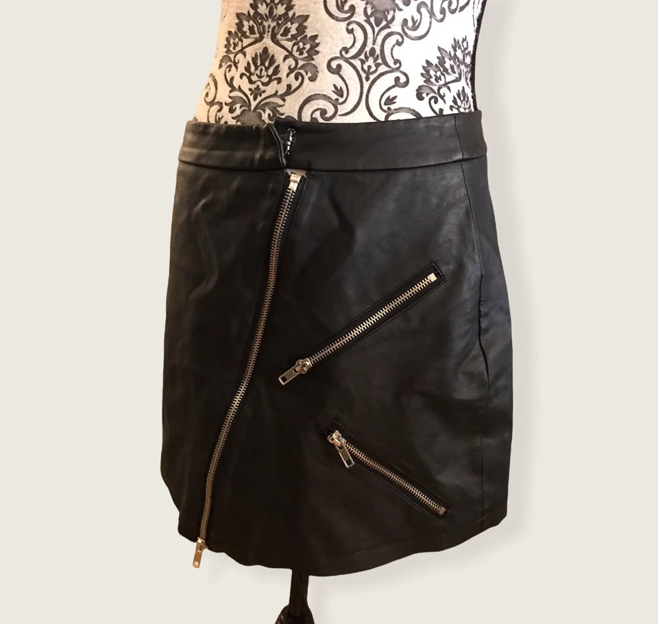 Minifalda negra Material Girl imitación cuero con cremallera punk, grunge Foto 3 de 4