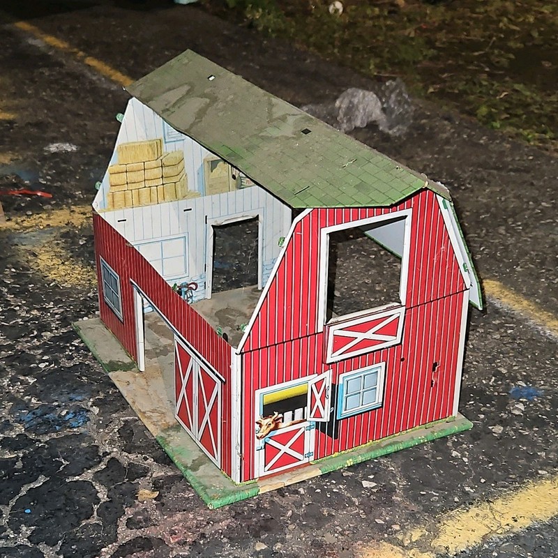 Red Barn Farm 10 LITHO TOY. FOR PART OF REPAIR.
