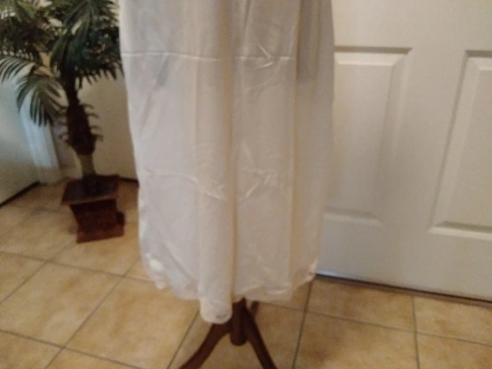 Vestido Vintage Completo Sin Mangas Chemise Europeo Talla M/L Austria Beige con Borde de Encaje Foto 3 de 4